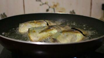 matlagning fisk i en platt panorera video