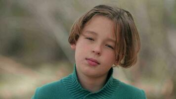 retrato de un adolescente chico al aire libre video