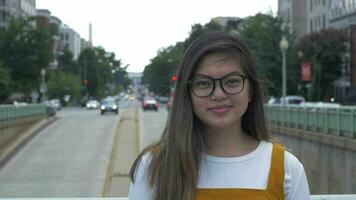 joven asiático mujer en Washington corriente continua video