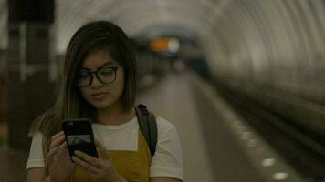 Washington, corriente continua, 2019 - asiático Universidad estudiante esperando para público transporte a clase video