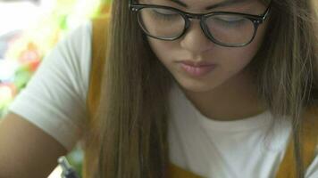 asiatisk flicka framställning anteckningar studerar för testa och organisering kalender video