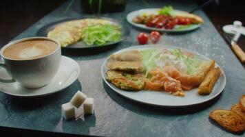serviert Restaurant Teller von Lachs und durcheinander Eier auf ein Teller mit Rauch video