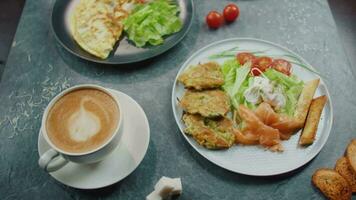Restaurant Frühstück auf das Tabelle im Platten im künstlich Rauch video