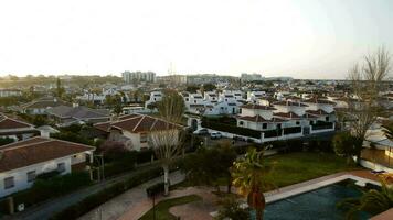 panoramisch van een kust stad in de middellandse Zee video