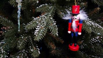 un juguete rojo soldado cuelga en el Navidad árbol video