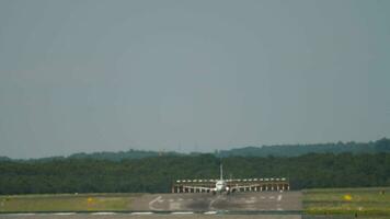 lungo tiro di passeggeri aereo accelerazione velocità per decollare, davanti Visualizza. foschia su il campo di aviazione a partire dal caldo tempo atmosferico. turismo e viaggio concetto video