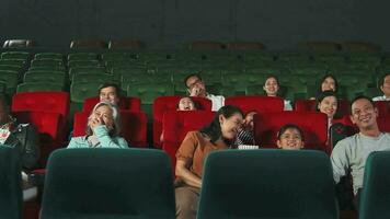 vario persone godere Guardando commedia cinema nel film teatri. asiatico famiglie e altro pubblico avere divertimento con divertimento stile di vita con film Spettacoli, contento ridendo, e allegro sorrisi insieme. video