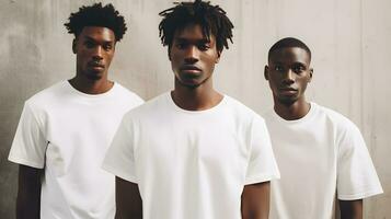 grupo de africano americano joven hombres en blanco camisetas foto