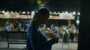 vrouw hebben eenzaam wandelen in levendig nacht straat video