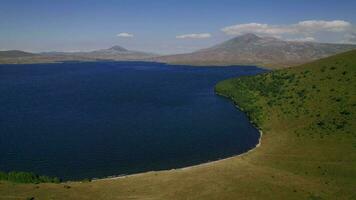 aéreo ver a el lago, campo y montañas en Georgia video