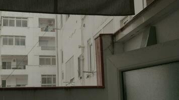 Balkon Aussicht im typisch Gegend auf das Regen video