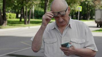 Senior homem tentando para pegue lidar com em a telefone video