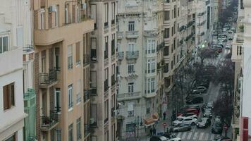 calle de Valencia con residencial edificios y muchos estacionado carros, España video