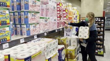 vrouw in masker buying toilet papier gedurende epidemie video