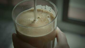 fresco fez café com leite ser acabado com leite espuma video