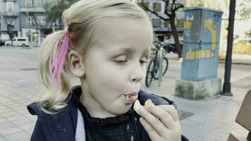 barn få hungrig efter gående utomhus- video