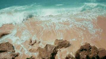 lento movimiento de salpicaduras y estrellarse de olas en el costa. el olas golpear el rocas video