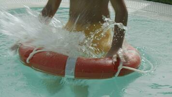 raken de doelwit. jongen jumping in veiligheid ring video