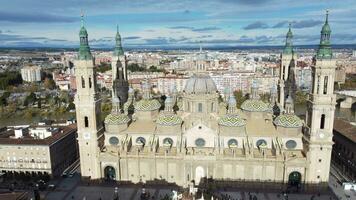 aéreo ciudad ver de zaragoza con basílica del pilar en España video