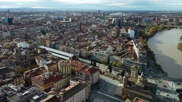 zaragoza antenne tafereel met centraal markt en ebro rivier, Spanje video