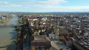 antenne panorama van zaragoza met ebro rivier- en woon- gebieden, Spanje video