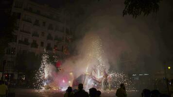 vuurwerk en ninot Scherm Bij viering nacht van las Fallas, Spanje video