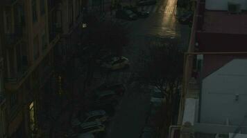 ruhig städtisch Straße mit geparkt Autos beim Nacht, valencia video