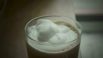 fresco fez café com leite servido dentro a café fazer compras video