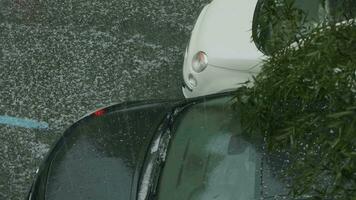 uma carro, piscando Está faróis durante uma chuva de granizo video