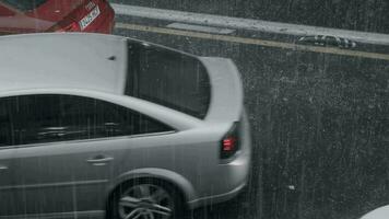 voiture circulation dans le averse de grêle video