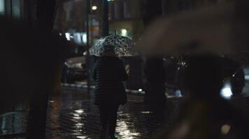 molhado tarde rua com caminhando pessoas video
