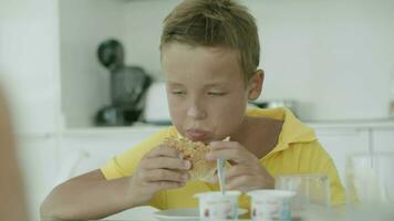 petit déjeuner avec cacao et sandwich pour une enfant video