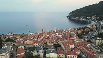 reportagem do uma verão dia às noli em a liguriana costa Como visto a partir de acima usando uma zangão video