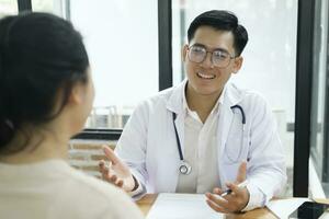 médico hablando a un paciente a médico clínica. foto