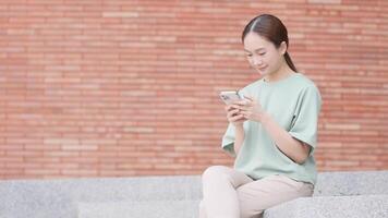 japonês mulheres conversando com amigos em a telefone às universidade video