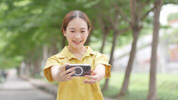 femme prise une selfie de se en plein air video