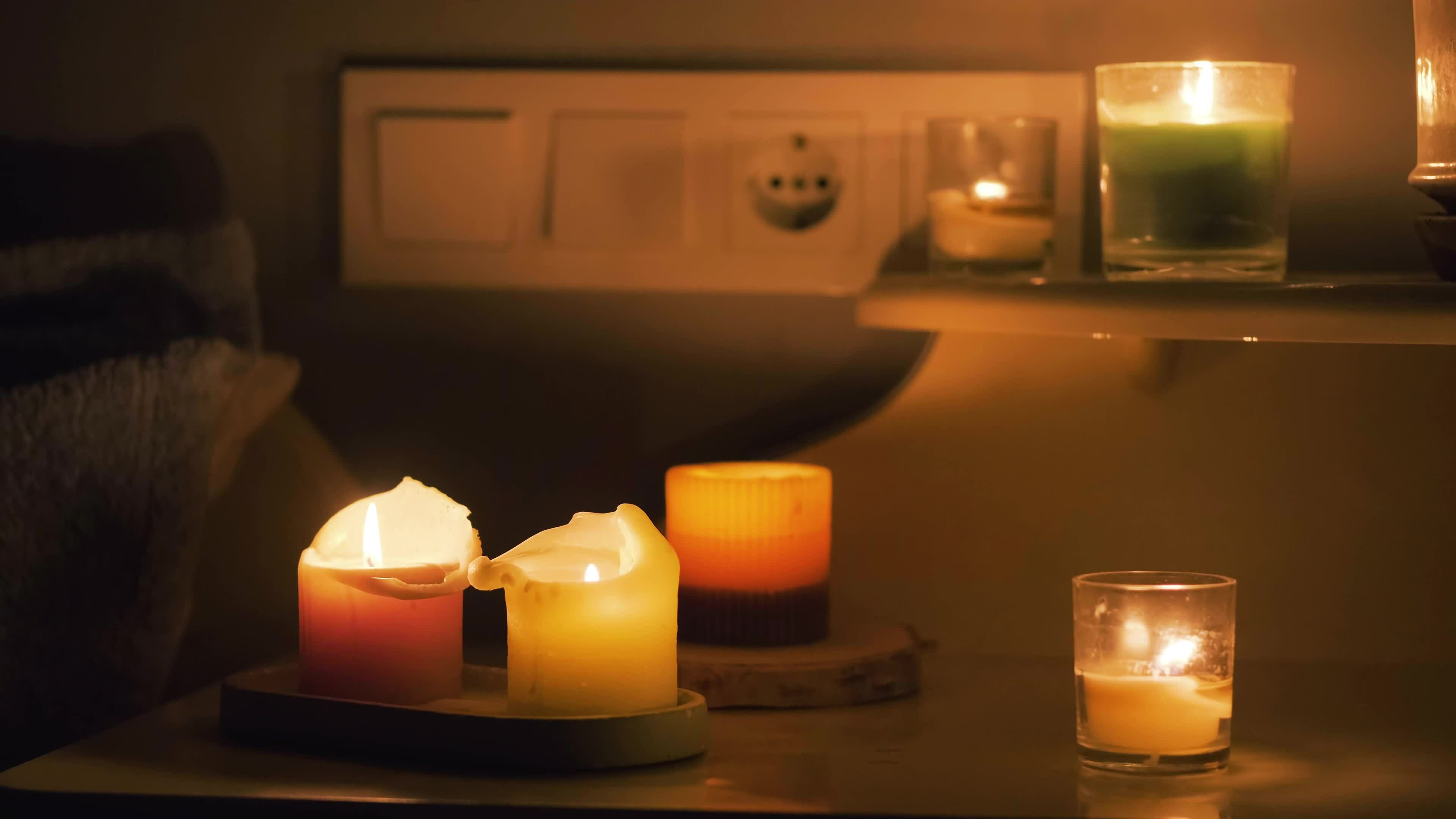 https://static.vecteezy.com/system/resources/thumbnails/028/623/602/original/candles-in-a-dark-room-burning-candles-on-the-table-and-sockets-on-the-background-no-electricity-in-the-house-blackout-in-the-city-power-outage-energy-crisis-concept-free-video.jpg