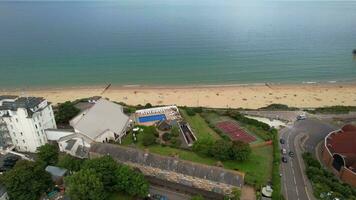 haute angle métrage de attrayant touristique destination à bournemouth ville sablonneux plage et océan de Angleterre génial Grande-Bretagne, aérien métrage capturé avec drone caméra sur août 23, 2023 video