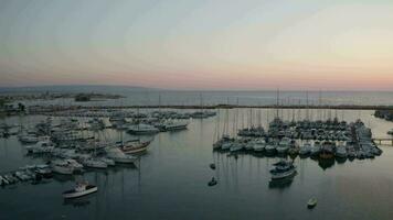 yate Puerto en porto palo en Sicilia en Italia video