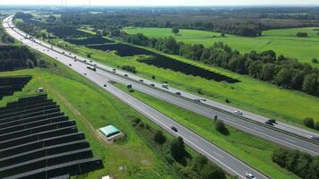 antenne visie Aan de a7 snelweg in noordelijk Duitsland tussen velden en weiden. video