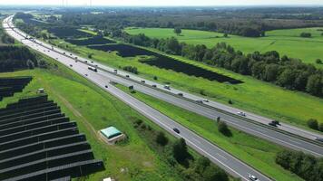 aéreo ver en el a7 autopista en del Norte Alemania Entre campos y prados video