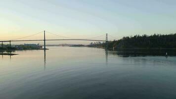 antenne visie van leeuwen poort brug en Stanley park Bij ochtendgloren. Canada video