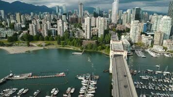 aéreo Visão do a arranha-céus dentro centro da cidade do Vancouver, Canadá video
