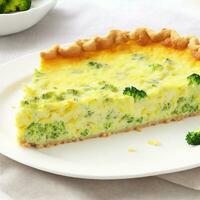 brócoli Quiche en un blanco lámina. superficial dof. generativo ai foto