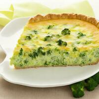 brócoli Quiche en un blanco lámina. superficial dof. generativo ai foto