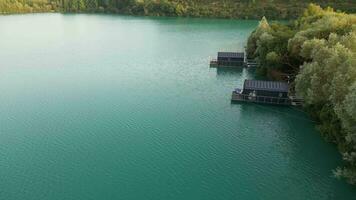 azul lago com água casas video