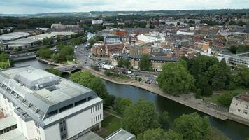 Antenne Drohne Aussicht von das Stadt und Fluss mit der Verkehr und Gebäude video