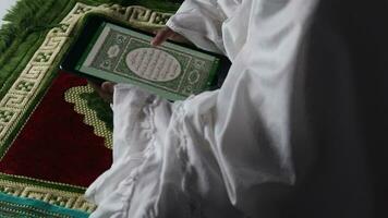 musulman fille en train de lire électronique coran sur tablette video