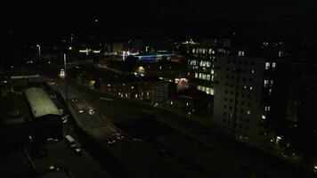 Antenne Aussicht von beleuchtet Luton Stadt von England Vereinigtes Königreich nach Sonnenuntergang während Nacht von Sommer. Bild war gefangen mit Drohnen Kamera auf sep 1, 2023 video