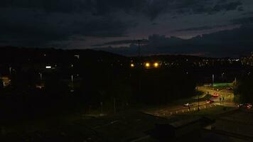 aéreo Visão do iluminado luton cidade do Inglaterra Reino Unido depois de pôr do sol durante noite do verão. imagem estava capturado com drones Câmera em set 1º, 2023 video